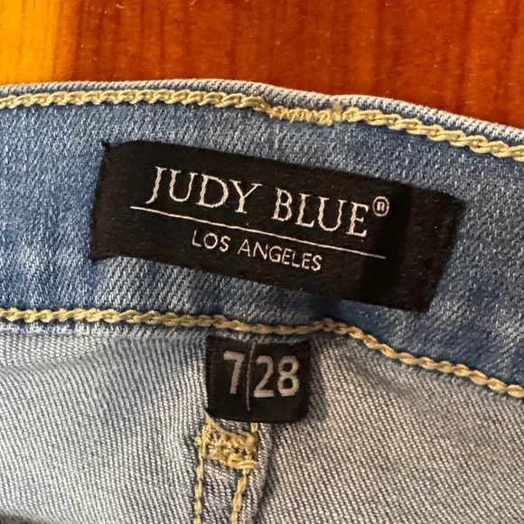 Judy Blue Light Blue Distressed Ankle Jeans PP69 - Picture 2 of 7